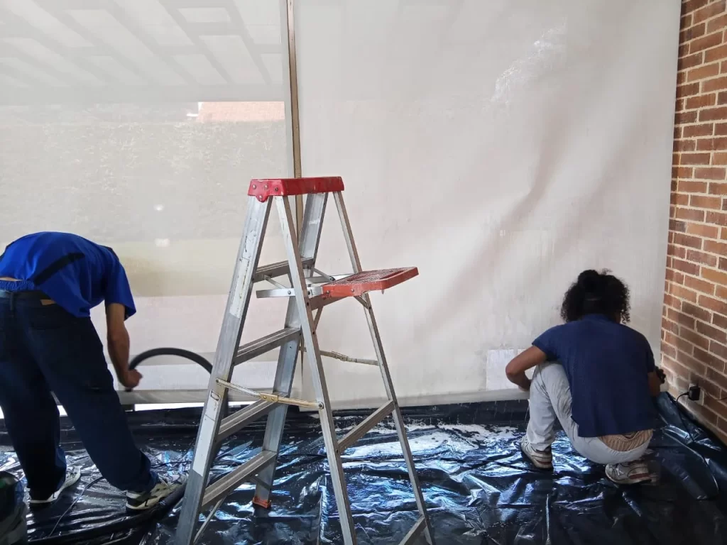 Nuestro proceso transforma tu hogar en un espacio limpio, fresco y saludable, realizando la limpieza profunda de colchones, tapetes, alfombras, sillas, sofás, persianas e interiores de vehículos en casas y apartamentos de Bogotá.