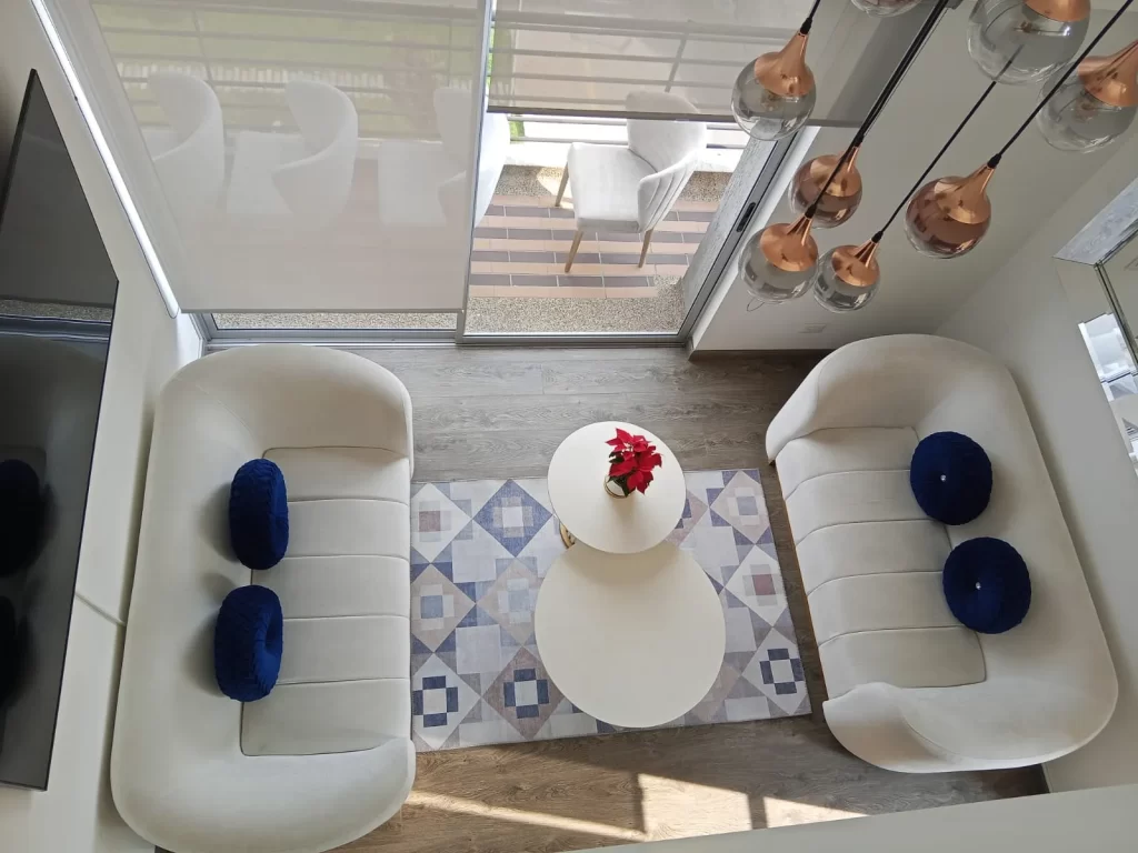 Nuestro proceso transforma tu hogar en un espacio limpio, fresco y saludable, realizando la limpieza profunda de colchones, tapetes, alfombras, sillas, sofás, persianas e interiores de vehículos en casas y apartamentos de Bogotá.