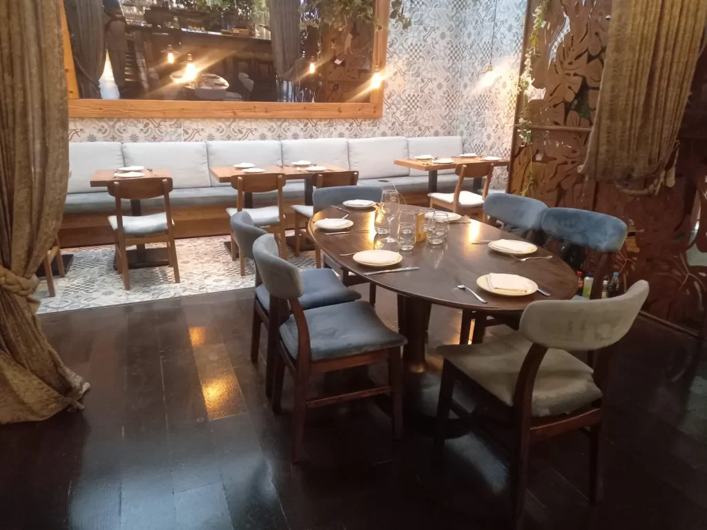 Nuestro proceso cumple con estrictas normas sanitarias, garantizando la limpieza profunda de tapetes, sillas tapizadas, persianas y alfombras en restaurantes, cafeterías y espacios gastronómicos.